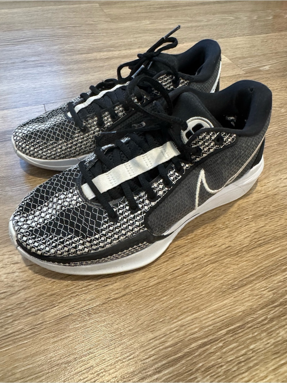 Women’s Nike Black & White Athletic shoes size 8 w/ flaws inside heel liner